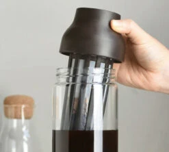 Carafe KINTO Capsule Marron Foncé 1L Pour Infusions à Froid -Café De Qualité kinto capsule noire 3