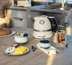 Bouilloire KitchenAid Crème 1,5L - 5KEK1522ECA + Offre Cadeau -Café De Qualité kitchenaid creme 3 1