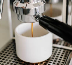 Tasse à Cappuccino - Monty Milk Art Noir Mat 19 Cl - FELLOW -Café De Qualité lifestyle2