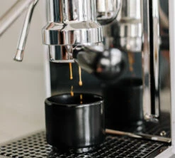 Tasse à Cappuccino - Monty Milk Art Noir Mat 19 Cl - FELLOW -Café De Qualité lifestyle3