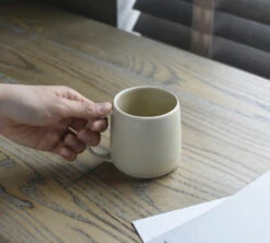 Tasse KINTO Ripple Beige En Procelaine 250 Ml -Café De Qualité lifestyle beige kinto