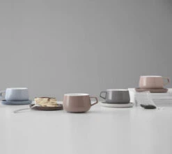 Mug Et Sous Tasse En Porcelaine - Hazy Blue - 30 Cl - Viva Scandinavia 6 Mug Et Sous Tasse En Porcelaine - Hazy Blue - 30 Cl - Viva Scandinavia -Café De Qualité scandinavia mug porcelaine3 1