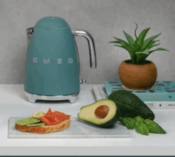 Bouilloire KLF03EGMEU 1.7 L Vert Émeraude - SMEG -Café De Qualité smeg bouilloire emraude lifestyle 2 1