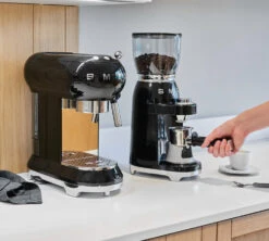 Moulin à Café SMEG Noir CGF01BLEU Années 50 -Café De Qualité smeg broyeur noir 4