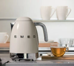 Bouilloire KLF04CREU Température Réglable Crème 1,7 L + Offre Cadeau - SMEG -Café De Qualité smeg creme bouilloire