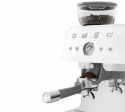 Machine Expresso SMEG EGF03WHEU Blanche Années 50 Avec Moulin Intégré 8 Machine Expresso SMEG EGF03WHEU Blanche Années 50 Avec Moulin Intégré -Café De Qualité smeg egf03 blanche 4