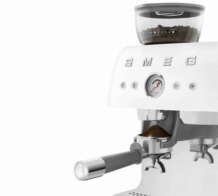 Machine Expresso SMEG EGF03WHEU Blanche Années 50 Avec Moulin Intégré 4 Machine Expresso SMEG EGF03WHEU Blanche Années 50 Avec Moulin Intégré – Image 4