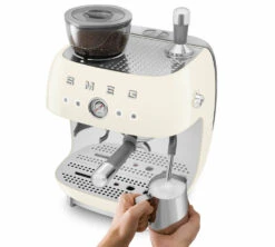 Machine Expresso SMEG EGF03CREU Crème Années 50 Avec Moulin Intégré -Café De Qualité smeg egf03 creme 3