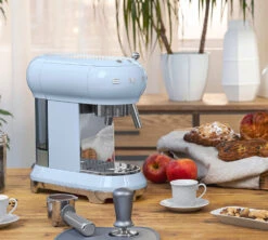 Set Petit-Déjeuner Machine Expresso ECF01PBEU Et Moulin à Café CGF01PBEU Bleu Azur - SMEG -Café De Qualité smeg machine