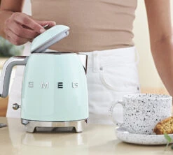 Mini Bouilloire SMEG - Vert D'eau - KLF05PGEU + Offre Cadeau -Café De Qualité smeg vert deau 2