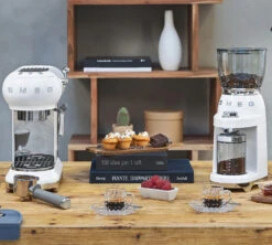 Set Petit-Déjeuner Machine Expresso ECF01WHEU Et Moulin à Café CGF01WHEU Blanc- SMEG -Café De Qualité visu smeg blanc